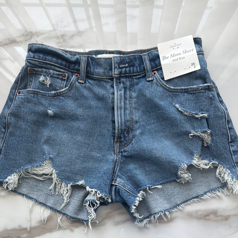 Abercrombie curve love mom short. Mid rise